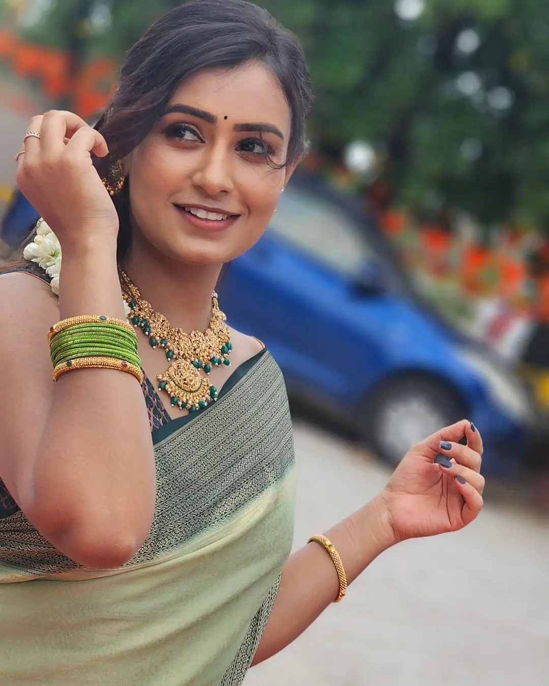 Deepa Jagadeesh Wearing Beautiful Earrings Jewellery Green Saree